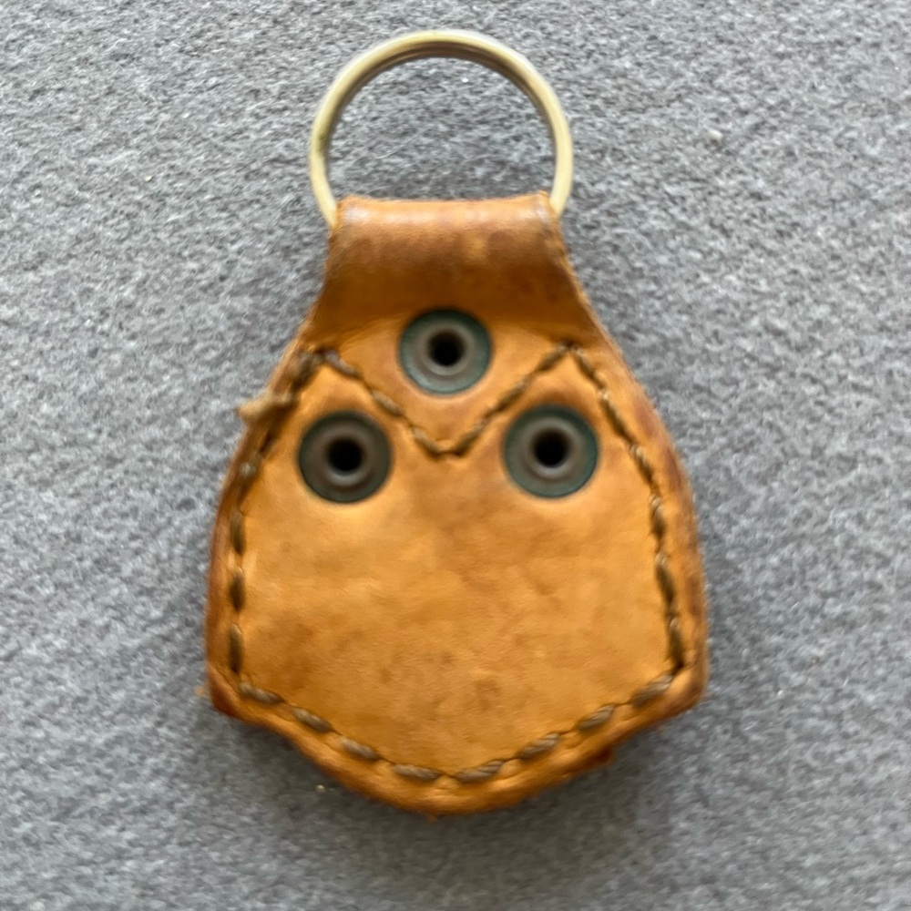 Original Logo Saddleback Leather keychain in tobacco